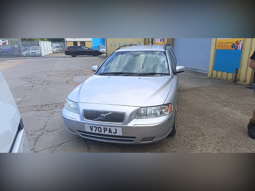 Silver Volvo V70 2.4D SE Estate 5dr Diesel Manual 179 g/km 163 bhp